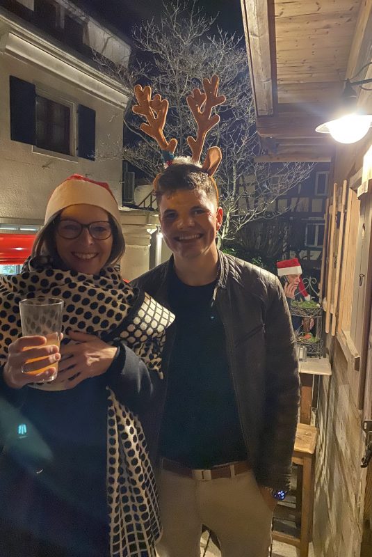 Weihnachtsfrauen und -männer