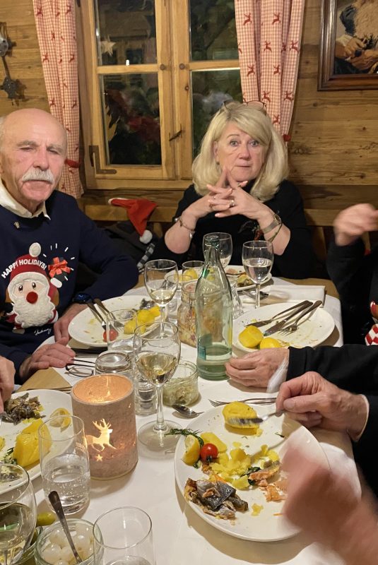 Weihnachtsfrauen und -männer